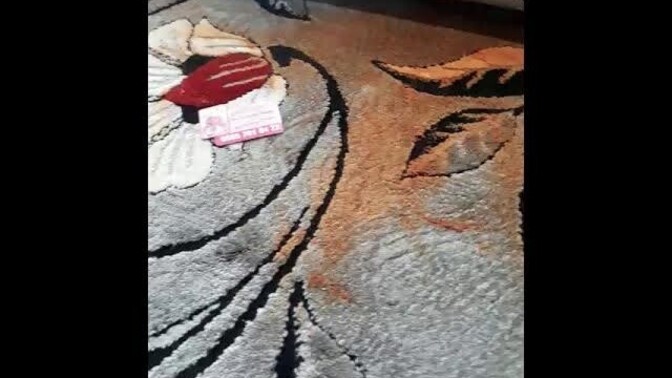 Beyaz halının üzerine salça döküldü ve çıkmıyor, ne yapabilirim?