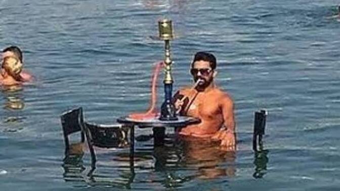 Dar kesim giyip nargile höpürdeten ve tesbih sallayan maço erkekle sevgili olur muydunuz?