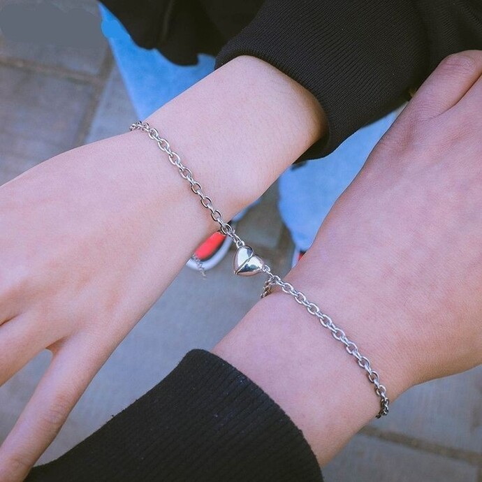 Sevgilime çift bilekliği almak istiyorum. Alsam ergen gibi mi olur?