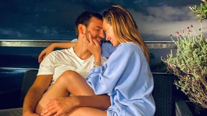 Herkese mavi boncuk dağıtan birisi ile sevgililik olur mu?