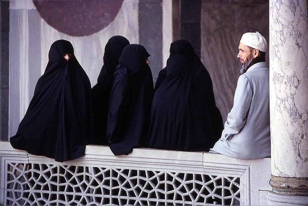 Bu ülkede özellikle kadınlar nasıl bu kadar şeriat destekçisi olabiliyor?