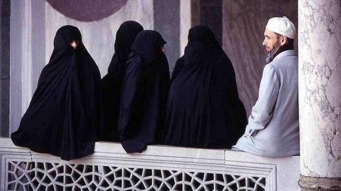 Bu ülkede özellikle kadınlar nasıl bu kadar şeriat destekçisi olabiliyor?