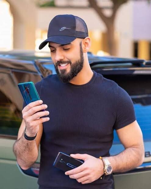 Arabistanda yıllar önce çok yakışıklı diye kovulan ömer borkan sizce gerçekten öyle mi?