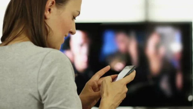 Filmi izlemye başladğınız ilk dakikalarda telefonla oyalanıp konuyu kaçırdığınız oluyor mu?