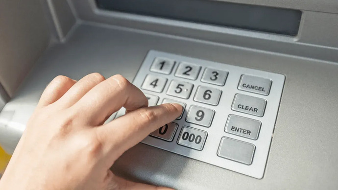 ATM’de şifreyi girerken arkanda kimse olmasa bile tuşları elinle kapatırmısın?