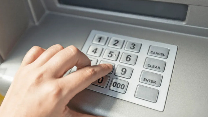 ATM’de şifreyi girerken arkanda kimse olmasa bile tuşları elinle kapatırmısın?