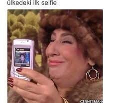 Selfie çekerken bir sürü poz çekiyoruz ama neden 1 tane bile beğenemiyoruz?