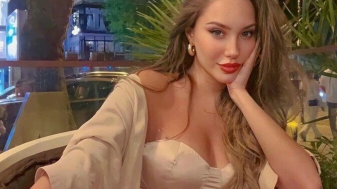 Sence hangisi daha estetik? Dolgun dudaklar mı, belirgin elmacık kemikleri mi?