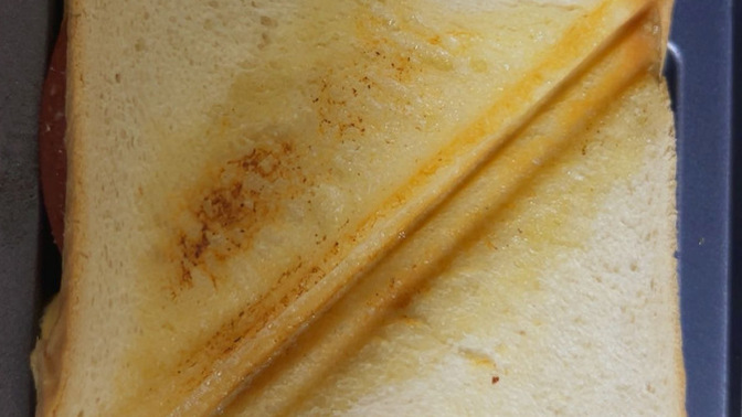 Suçuklu tost seviyor musun? Ya sen ne yiyeceksin?