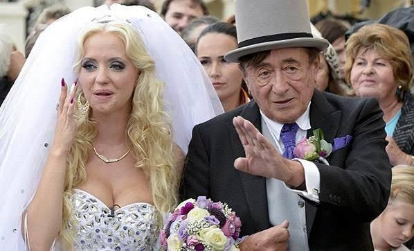 Çıkar için evlenen mi daha yanlış, aşk için her şeyini feda eden mi?