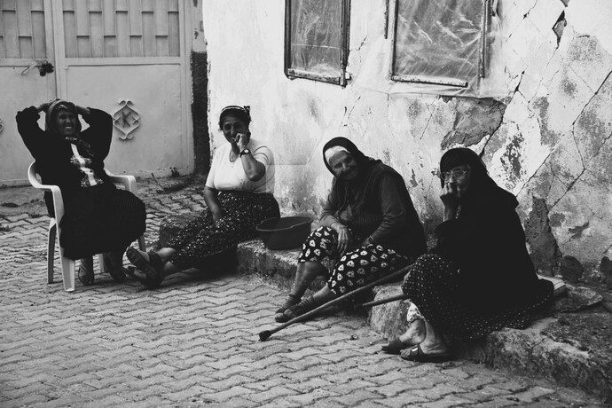 Mahallene geldiğinde kapı önlerinde oturan teyzeler sana bakıyor mu?