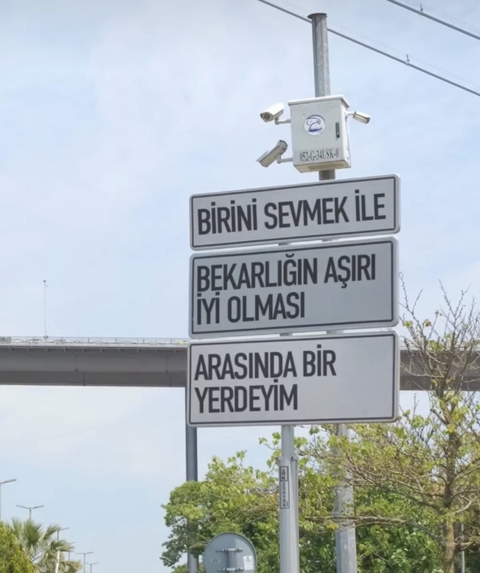 Ben tam olarak böyle arada kaldım işte sizde durumlar nasıl 😂🤦🏼♀️?