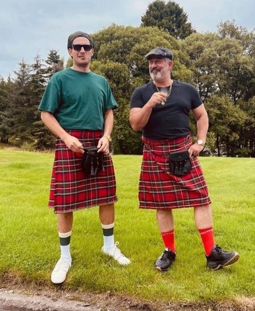İskoç erkekleri (kilt) dedikleri etekleri neden bukadar çok seviyor bunu en iyi kızlar bilir dedim ve sormak istedim?