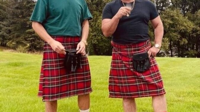 İskoç erkekleri (kilt) dedikleri etekleri neden bukadar çok seviyor bunu en iyi kızlar bilir dedim ve sormak istedim?