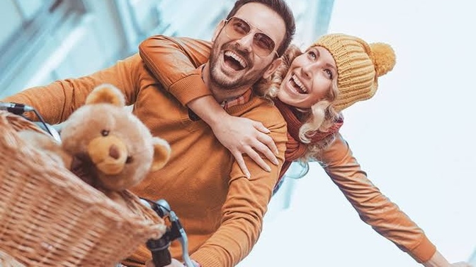 "Bir gülüşün deva derde" dediğin birisi var mı?