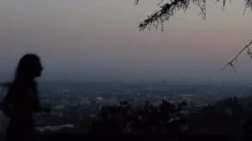 Sevdiğine koşarak sarılır mısın?