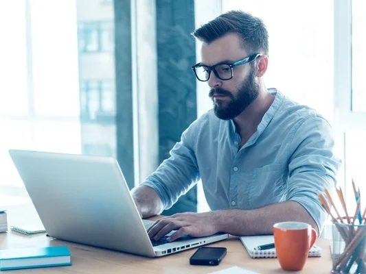 Laptopu kullanırken şarj dolu olsada prize takılı kullanmak zararlı mı yoksa şarj dolduğunda şarjdan çıkarıp kullanmak zararlı mı?