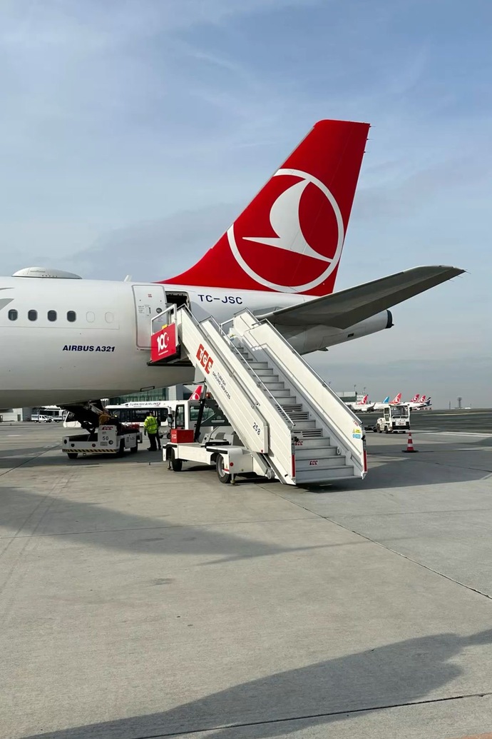 Valizimi hazırlıyorum, uzun yolculukta valizinize ne koyarsınız✈️🤍?