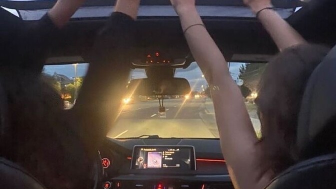 Yıllar geçse de aynı ilk günki gibi aranızdaki bağların sıkı olduğu dostlarınız var mı?