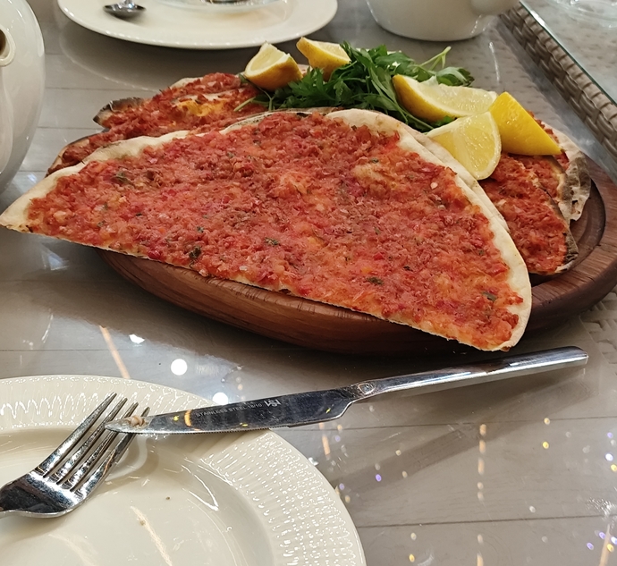 Dışarda yemeği uzun süre bekler misiniz?1 saattir bekliyorum gelene bakın tavuk yine yalan olduuuu 🤣🤣🤣?