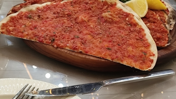 Dışarda yemeği uzun süre bekler misiniz?1 saattir bekliyorum gelene bakın tavuk yine yalan olduuuu 🤣🤣🤣?