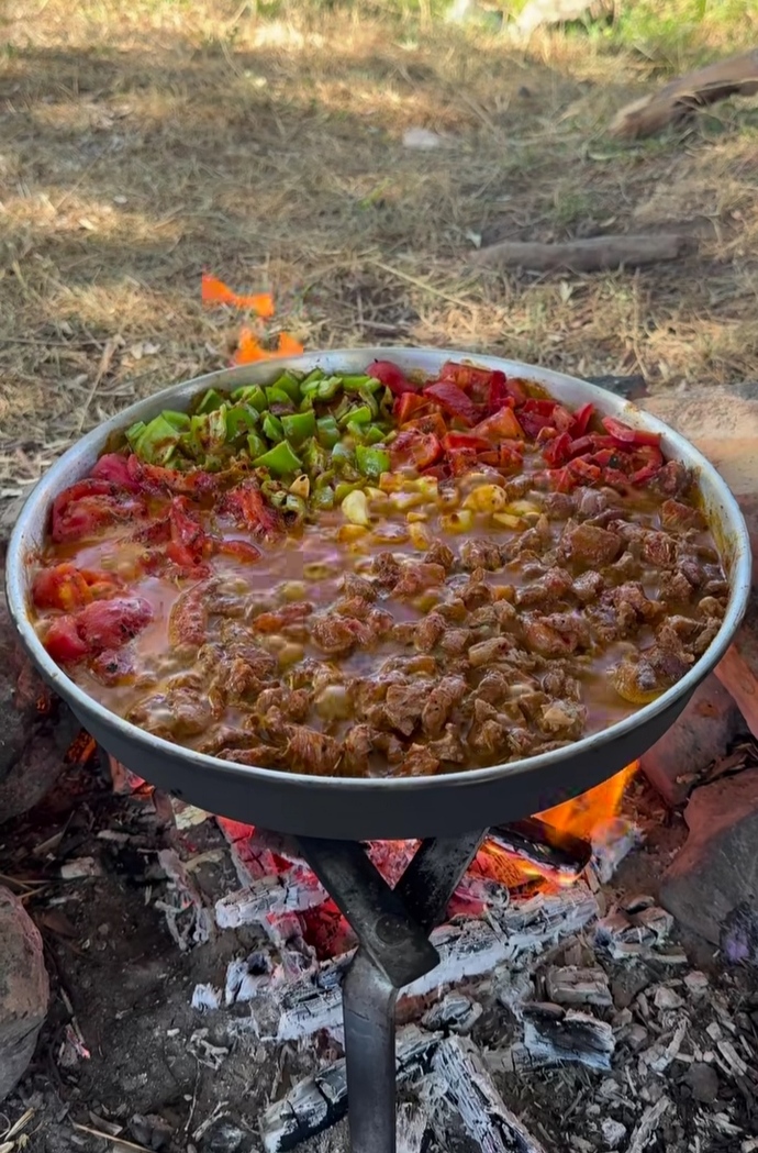 Odun ateşinde pişen bu et kavurma tandır ekmeği banarak mı yenilir çatalla mı 😂?