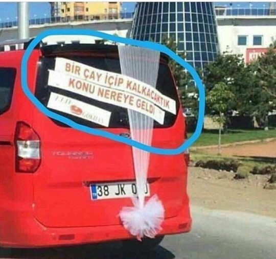 Gelin arabasına yazılan yazılar hakkında düşünceniz nedir?