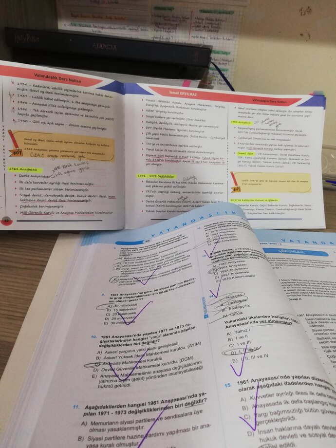 Ailemin zoruyla ders çalışıyorum. Herkes okuyor, ders çalışıyor diyorlar. Çalışmak istemediğimi kibarca nasıl anlatırım?