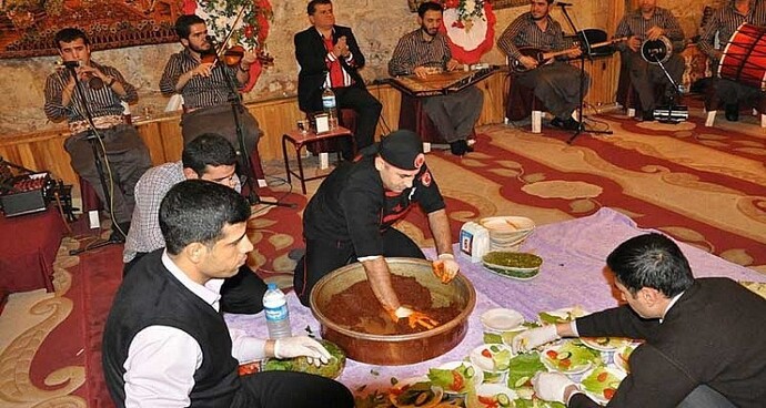 Arkadaşlar birgün toplanıp urfa sıra gecesi yapalım mı?