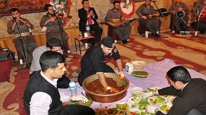 Arkadaşlar birgün toplanıp urfa sıra gecesi yapalım mı?
