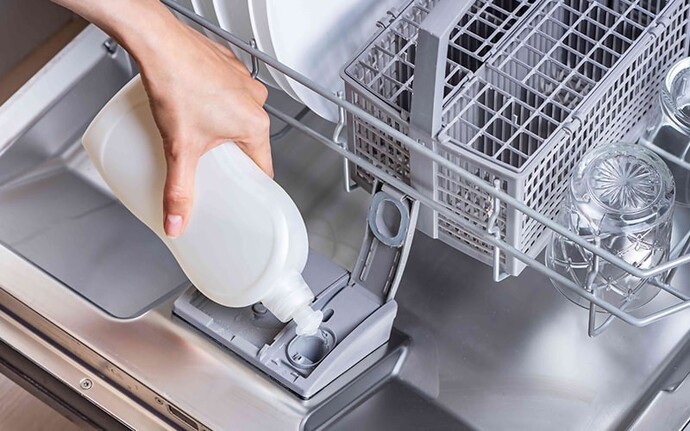 Bulaşık makinesinde parlatıcı kullanmak doğru mu?