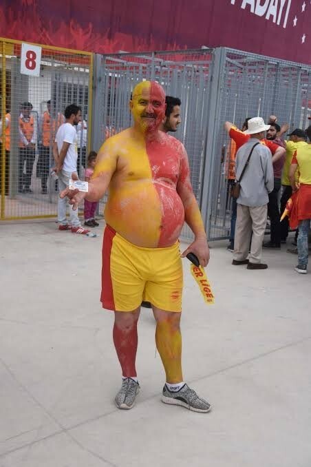Fanatik Galatasaraylı bir adam, maç esnasında flörtüne yazıyorsa, bu adam doğru kişi midir?