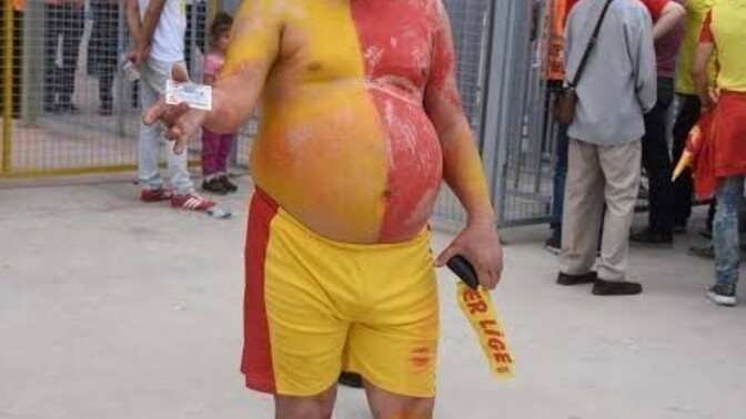 Fanatik Galatasaraylı bir adam, maç esnasında flörtüne yazıyorsa, bu adam doğru kişi midir?