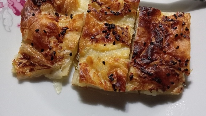 Çayla mı kola ile mi daha çok gider sizce yanında içecek olarak?
