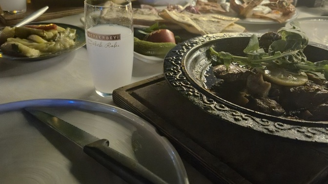 Dışarıda son yediğiniz yemekten memnun kaldınız mı?