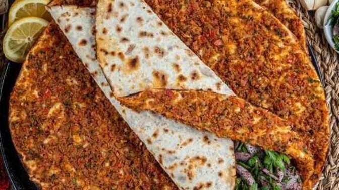 Çıtır çıtır "lahmacunun" arasına sumaklı soğan koyarak yemeyi sevenler var mı?