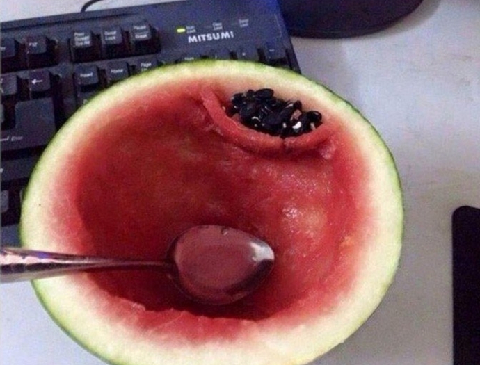 Flörtum karpuzu yerken bile düzenli olduğumu görsün diye şöyle bir foto attım sizce evlilik teklifi gelir mi🤭🤭?
