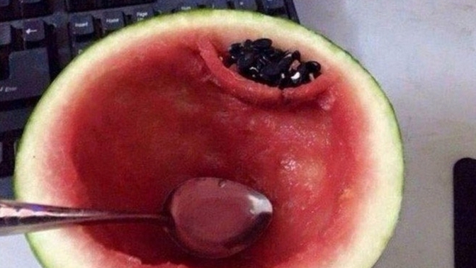 Flörtum karpuzu yerken bile düzenli olduğumu görsün diye şöyle bir foto attım sizce evlilik teklifi gelir mi🤭🤭?