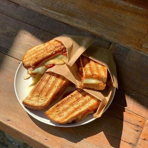 Kahvaltıda tost yer misiniz?