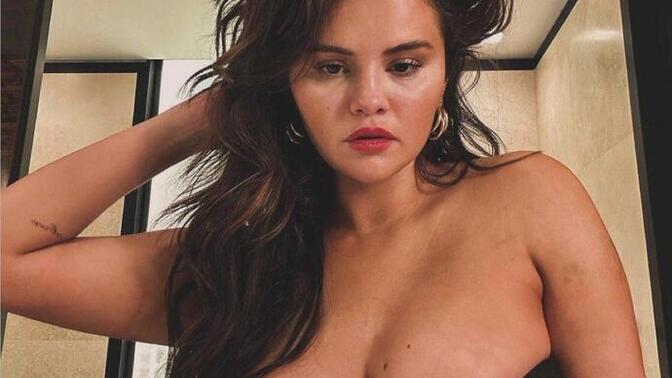 Selena gomez bu fotoğrafı instagrama yükleyip geri silmiş ama internette yayılmış. Sizce bir kız neden böyle fotoğraf atar?