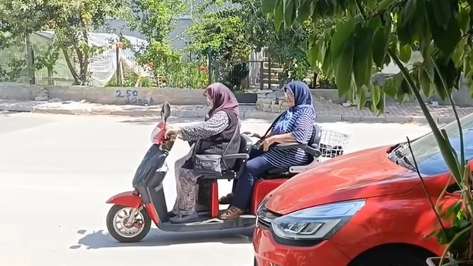Sizin mahallenizde de böyle sevimli teyzeler var mı?