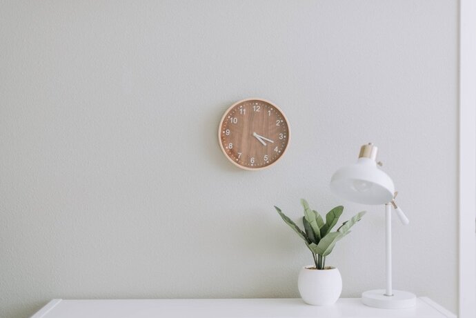 Evde tablo asmak mı daha havalı, yoksa boş duvar minimalist mi duruyor?