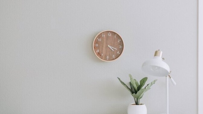 Evde tablo asmak mı daha havalı, yoksa boş duvar minimalist mi duruyor?