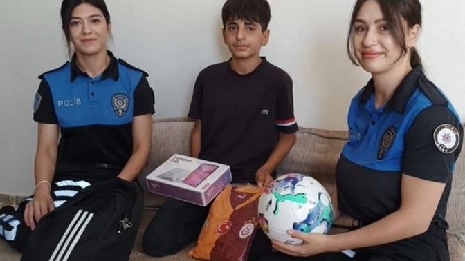 Çöpte bulduğu 1 milyon 600 bin TL'lik altını polise teslim etti, hediyeler aldı. Başka ne hediye edilebilirdi?