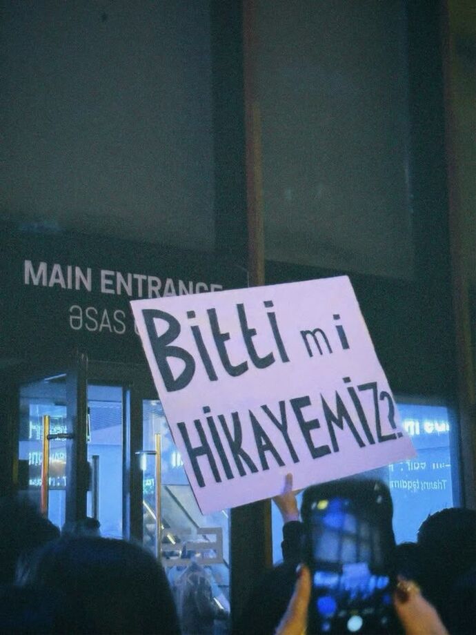 Konsere tek gider misiniz?