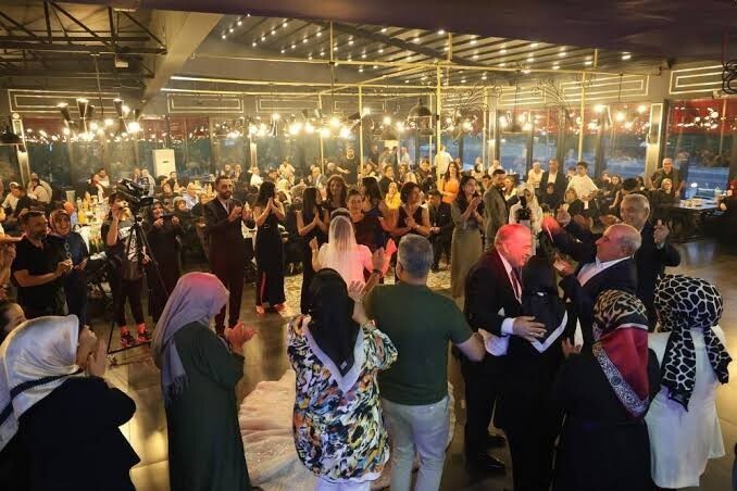 Gittiğiniz düğünlerde anlıkta olsa hoşlandığınız biri oldu mu?