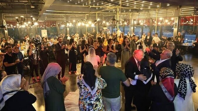 Gittiğiniz düğünlerde anlıkta olsa hoşlandığınız biri oldu mu?