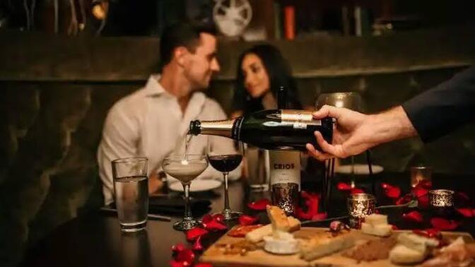 Erkekler gerçekten romantik olamaz mı, yoksa sadece farklı şekilde mi gösteriyorlar?