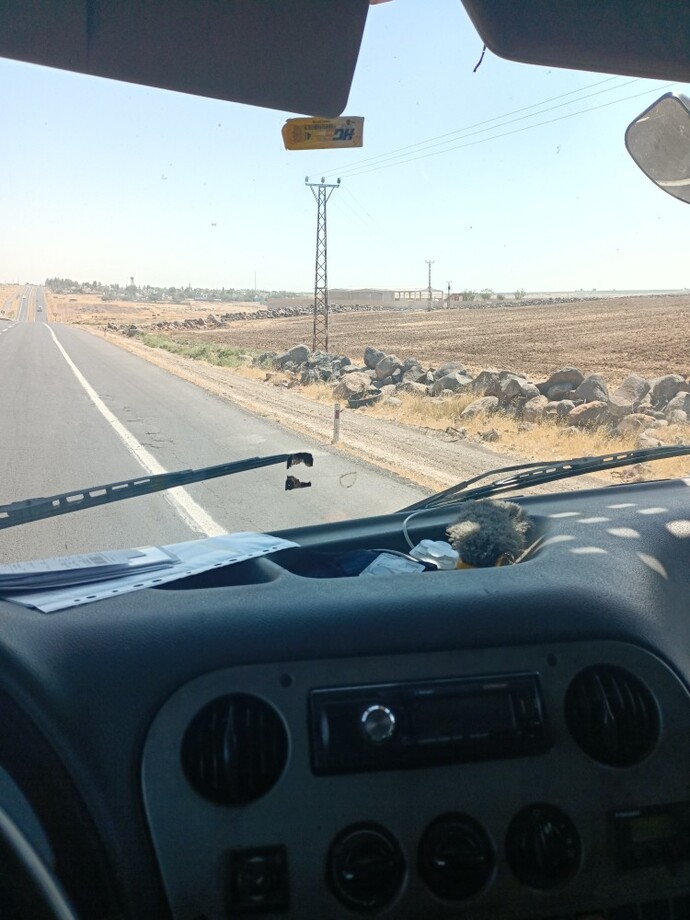 Diyarbakır Mardin Viranşehir Siverek buralardaki kayalar taşlar nerden düşmüş?