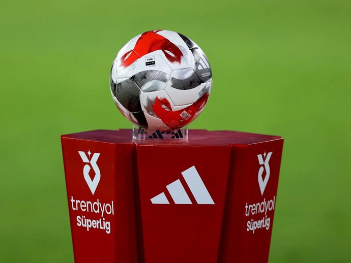 Süper Lig takımlarına forma tasarlayan markalardan biri olan Adidas neden tembelliğe kaçıyor?